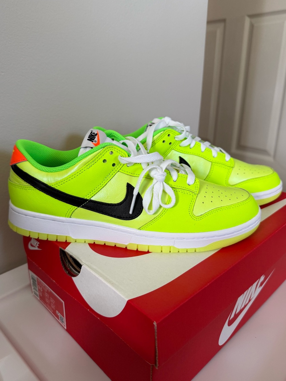 BRAND NEW NIKE DUNK LOW SE VOLT/BLACK/ORANGE MEN’S SIZE 9.5